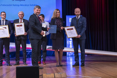 Od lewej: rektor prof. P. Koszelnik, podkarpacki kurator oświaty D. Nowak-Maluchnik, dyrektor S. Świetlik,