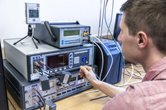 Inż. S. Bytnar na stanowisku do wzorcowania czujników i przetworników temperatury,