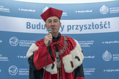 Prorektor ds. studenckich prof. G. Ostasz,