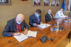 Podpisanie umowy. Od lewej: prof. J. Sęp, J. Pachana, Z. Syzdek i M. Forystek,